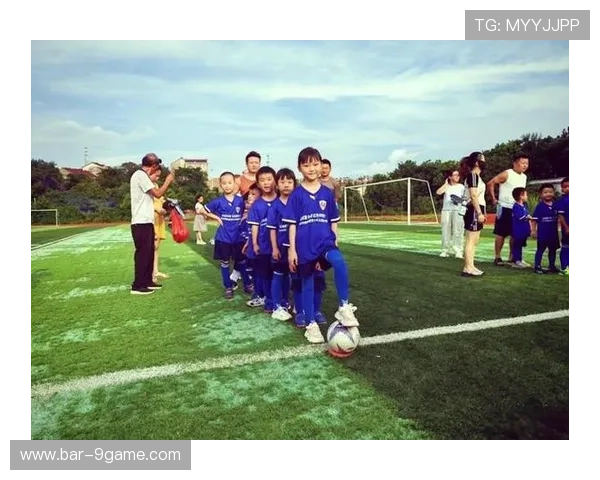 足球明星与小球迷的梦想之旅从相遇到成长的温暖故事